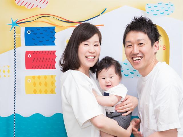 こどもの日(端午の節句)を祝う親子