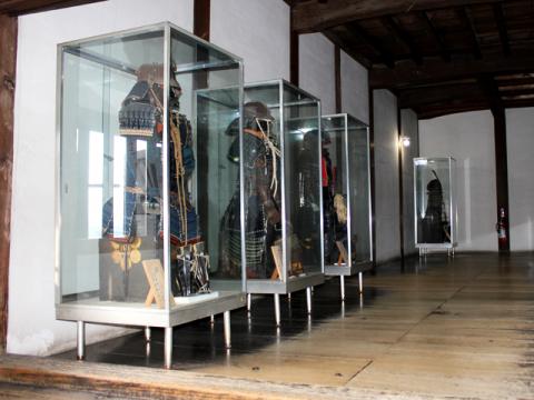 歴史を感させる天守閣内の展示品