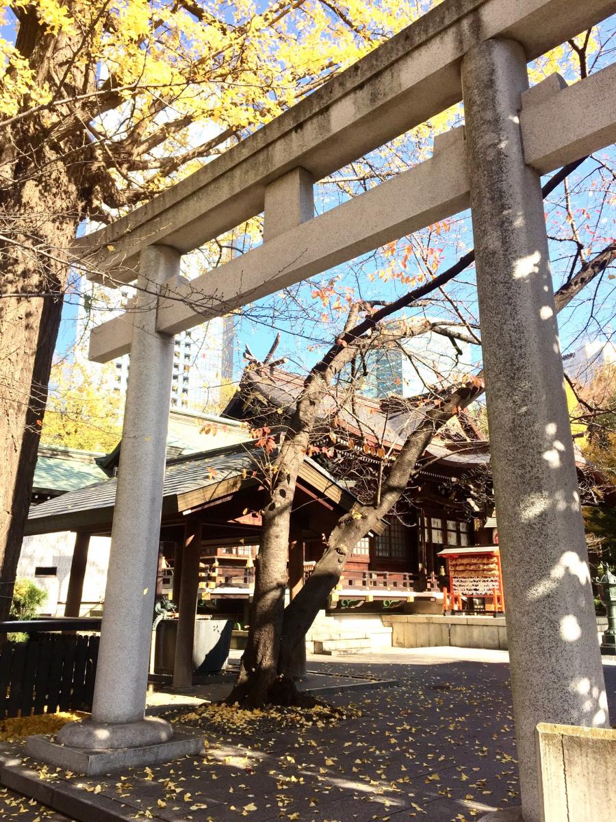 都会にある大きな鳥居