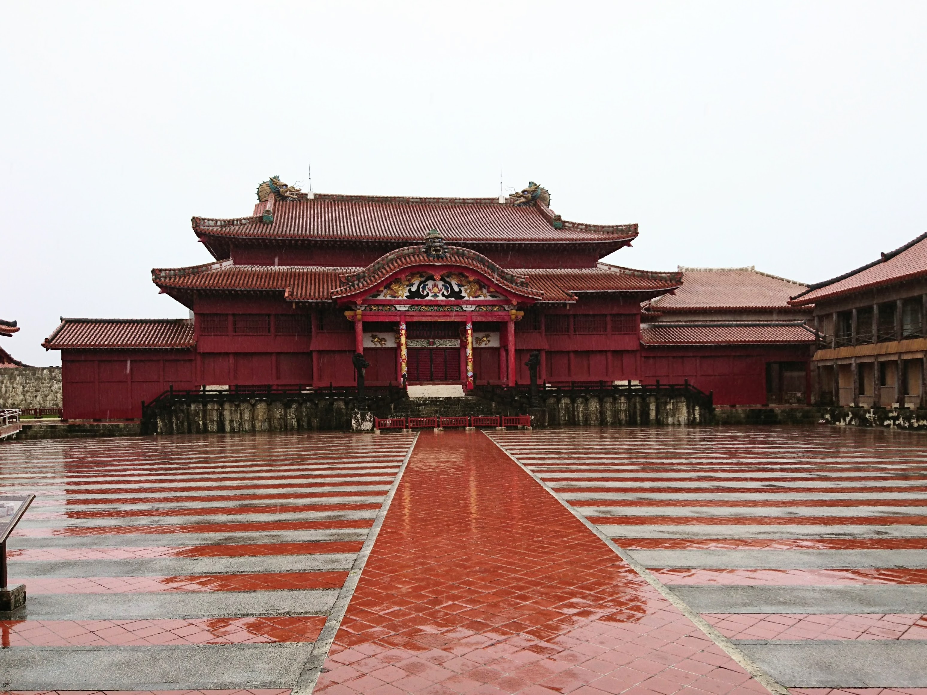 雨の首里城