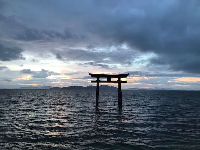 琵琶湖に立つ鳥居